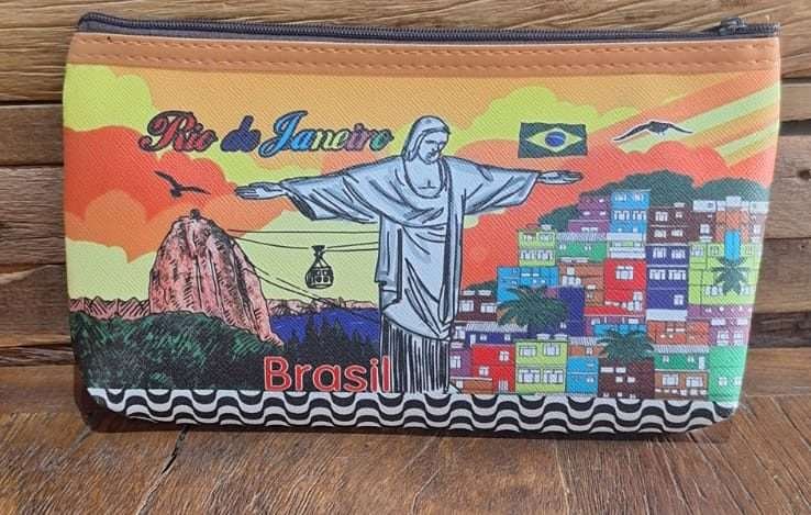 Necesserie grande favela Rio com pontos turísticos do Rio de Janeiro, maracanã, Corcovado, arcos da Lapa, bondinho, eu amo brasil, bandeira do Brasil.