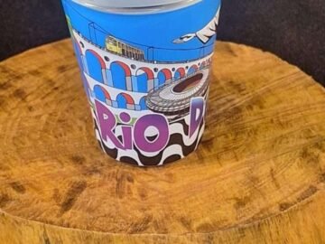 Copo dose estampa Rio de Janeiro divertida com pontos turístico arcos da lapa, favela, cristo , maracanã, pão de açúcar.