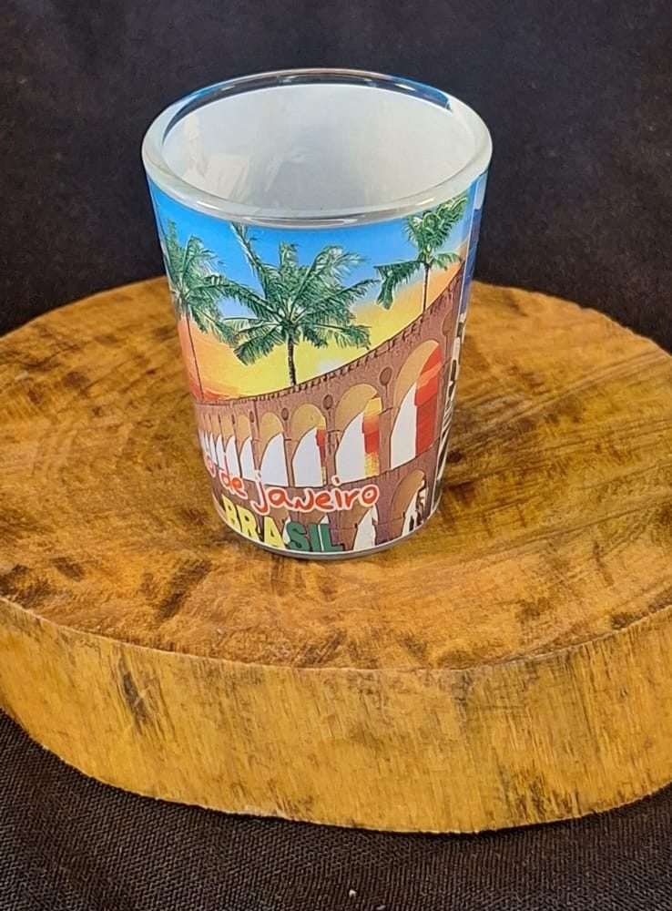 Copo dose estampa arcos da lapa com pontos turístico do Rio de Janeiro, cristo , maracanã, pão de açúcar.