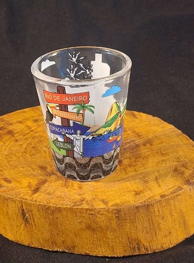 Copo dose estampa placas em transparente com pontos turístico do Rio de Janeiro arcos da lapa, cristo , bondinho, copacabana, leblon.