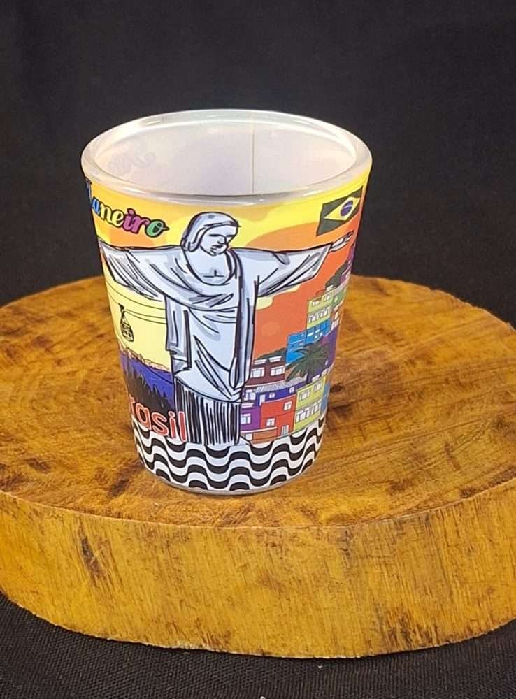 estampa do favela Rio com pontos turísticos do Rio de Janeiro, maracanã, Corcovado, arcos da Lapa, bondinho, eu amo brasil, bandeira do Brasil.