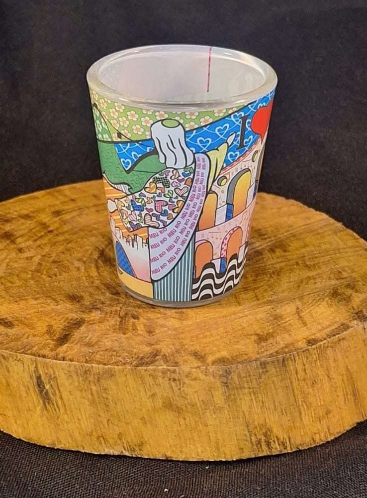 copo dose estampa do Rio de janeiro com pontos turísticos do Rio de Janeiro, maracanã, Corcovado, arcos da Lapa, bondinho, eu amo brasil.
