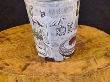 copo dose estampa cinza com pontos turísticos do Rio de Janeiro, maracanã, Corcovado, Lapa, bondinho, bandeira do Brasil