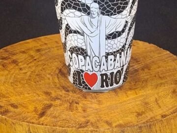 copo dose estampa calçadão de Copacabana preto e branco eu amo Rio com cristo redentor .