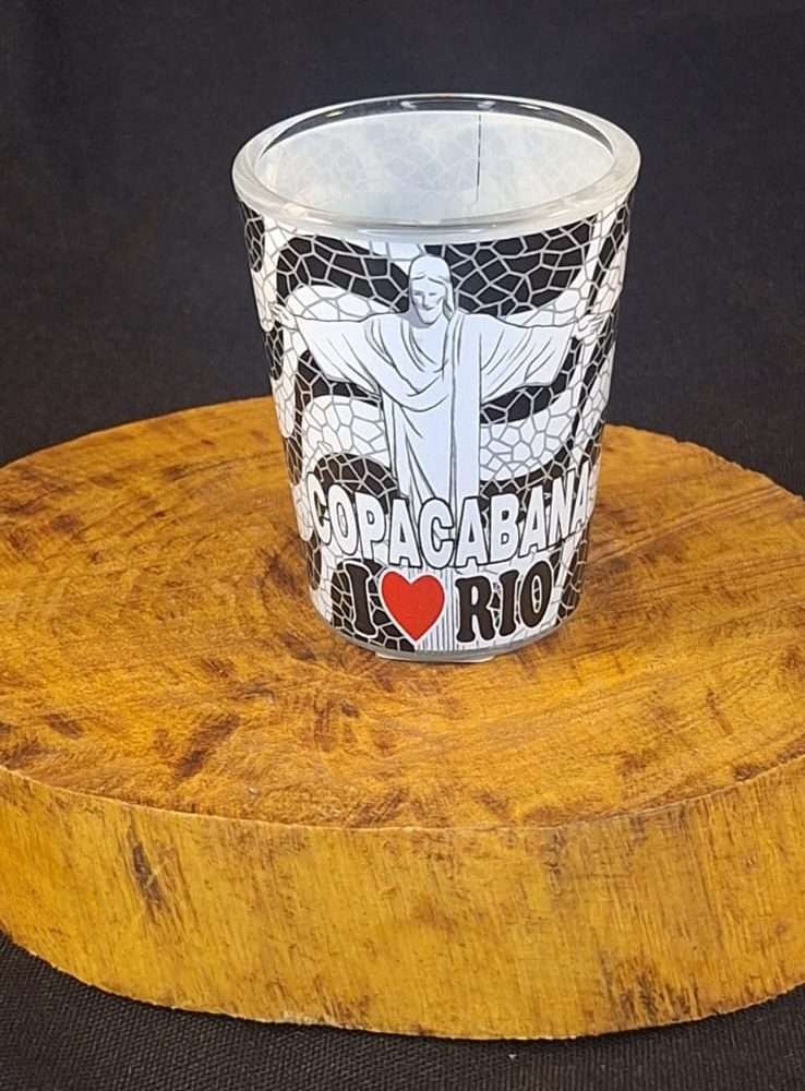 copo dose estampa calçadão de Copacabana preto e branco eu amo Rio com cristo redentor .