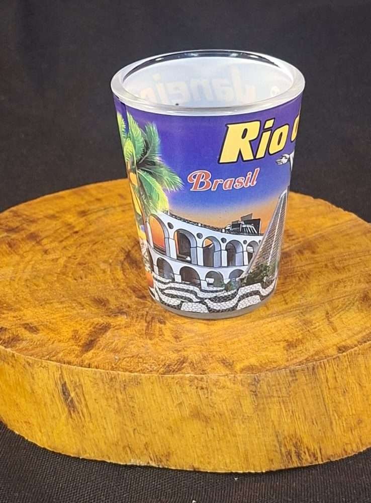Copo dose estampa Rio com pontos turístico arcos da lapa, cristo.