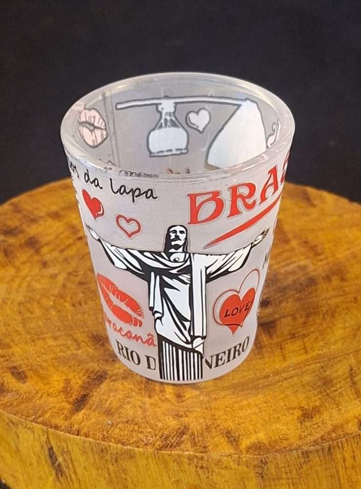 Copo dose estampa do beijinho leitoso com pontos turístico do Rio de Janeiro arcos da lapa, cristo , maracanã, pão de açúcar.