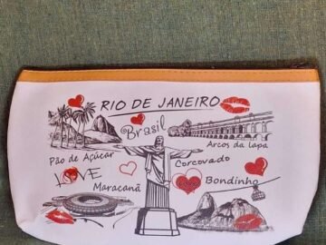 necesserie grande beijinho e coração com pontos turísticos do Rio de Janeiro, maracanã, Corcovado, Lapa, bondinho, love.