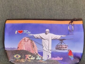 necesserie grande céu azul, cristo, pão de açucar, arara vermelha, bandeira do brasil.