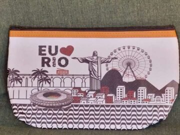 necesserie grande roda gigante com pontos turístico do Rio de Janeiro arcos da lapa, cristo , maracanã, pão de açúcar.