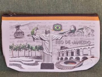 necesserie grande estampa cinza arcos da lapa com pontos turístico do Rio de Janeiro, cristo , maracanã, pão de açúcar.