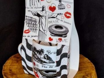 xícara pequena estampa beijinhos com pontos turísticos do Rio de Janeiro, maracanã, Corcovado, Lapa, bondinho, bandeira do Brasil.