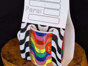 Xícara pequena estampa arco iris colorido cristo com pontos turisticos do Rio de Janeiro, maracanã, Corcovado, arcos da Lapa, bondinho