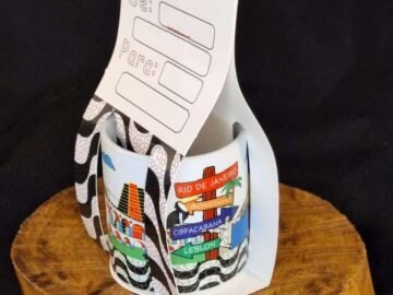 xícara pequena estampa placas com pontos turísticos do Rio de Janeiro, maracanã, Corcovado, Lapa, bondinho, bandeira do Brasil, Leblon 