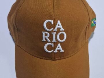 Boné bordado escrito Carioca - Caramelo