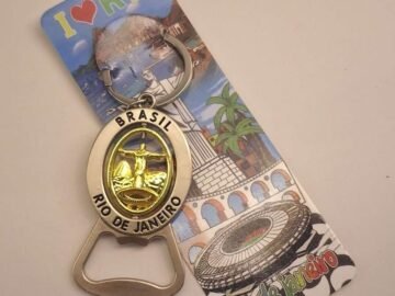 chaveiro abridor de garrafa dourado e prata cristo