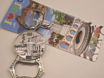 chaveiro abridor de garrafa estampa cinza com pontos turísticos do Rio de Janeiro, maracanã, Corcovado, Lapa, bondinho, bandeira do Brasil