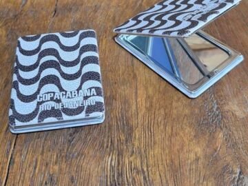 Espelho de bolsa calçadão de Copacabana preto e branco, Rio de Janeiro, Brasil