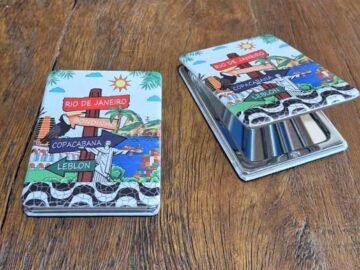 espelho de bolsa placas com pontos turísticos do Rio de Janeiro, maracanã, Corcovado, Lapa, bondinho, bandeira do Brasil, Leblon.