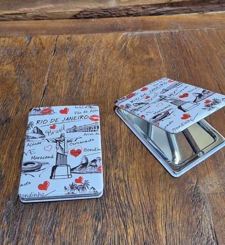 espelho de bolsa beijinho e coração com pontos turisticos do Rio de Janeiro, maracanã, Corcovado, Lapa, bondinho,love.