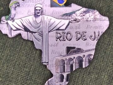 imã de geladeira de mapa de metal cinza com pontos turísticos do Rio de Janeiro, maracanã, Corcovado, Lapa, bondinho, bandeira do Brasil