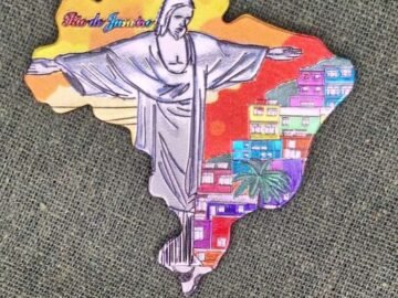 imã de geladeira de mapa de metal favela Rio com pontos turísticos do Rio de Janeiro, maracanã, Corcovado, arcos da Lapa, bondinho, eu amo brasil, bandeira do Brasil.