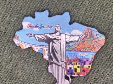 imã de geladeira divertido com pontos turístico arcos da lapa, favela, cristo , maracanã, pão de açúcar.