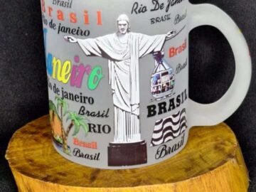 caneca grande estampa com pontos turísticos Rio de Janeiro, maracanã, Corcovado, Lapa, bondinho,bandeira do Brasil, copacabana com fundo em transparência