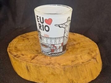 Copo dose estampa roda gigante com pontos turístico do Rio de Janeiro arcos da lapa, cristo , maracanã, pão de açúcar.