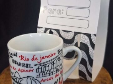 xícara pequena estampa Rio de Janeiro com pontos turísticos do Rio de Janeiro, maracanã, Corcovado, arcos da Lapa, bondinho, eu amo brasil.