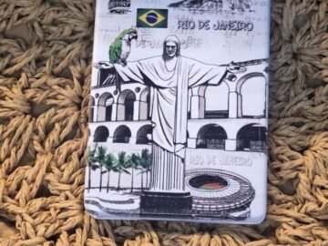 espelho de bolsa estampa cinza com pontos turísticos do Rio de Janeiro, maracanã, Corcovado, Lapa, bondinho, bandeira do Brasil