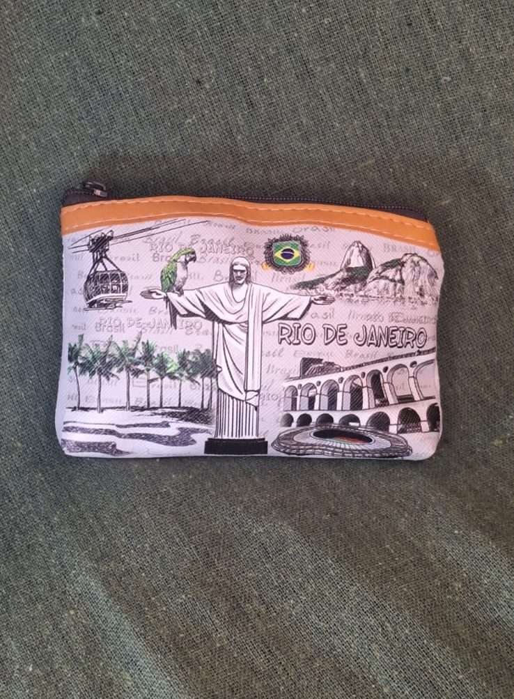 porta moedas quadrado estampa cinza com pontos turisticos do Rio de Janeiro, maracanã, Corcovado, Lapa, bondinho, bandeira do Brasil