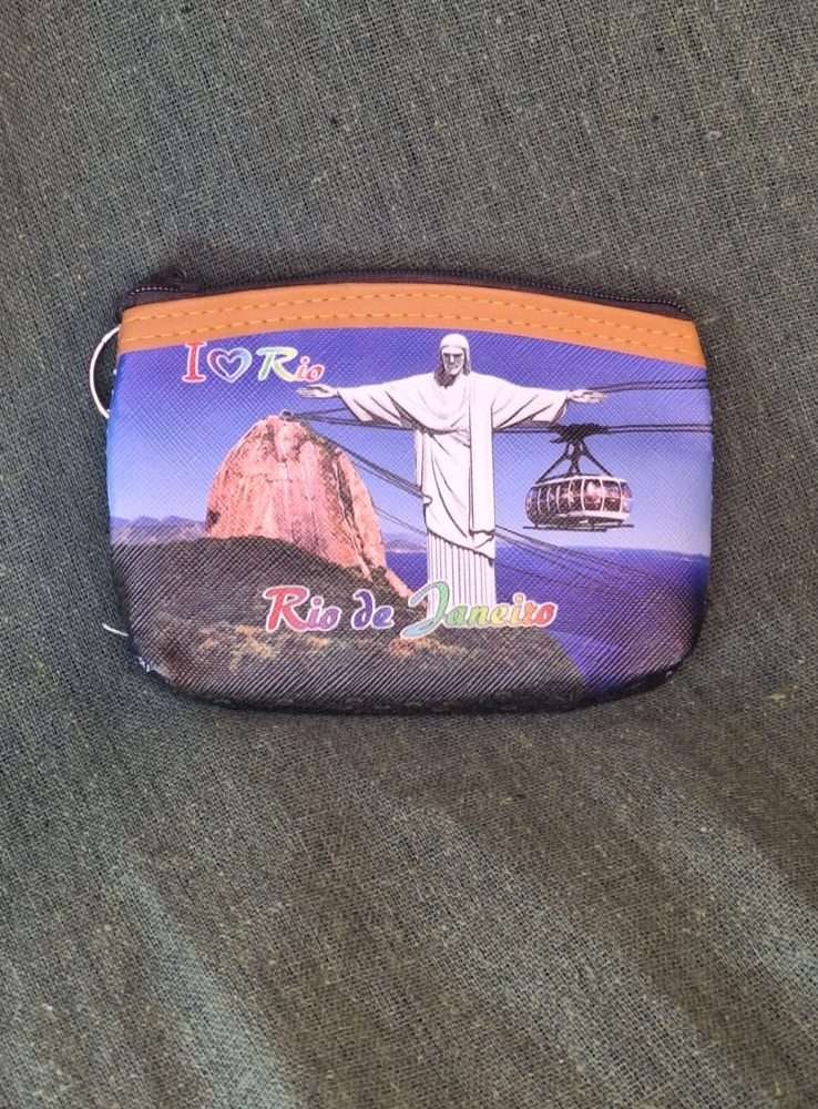 porta moedas quadrado céu azul, cristo, pão de açucar, arara vermelha, bandeira do brasil.