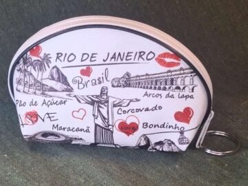 porta moedas beijinho e coração com pontos turisticos do Rio de Janeiro, maracanã, Corcovado, Lapa, bondinho,love.