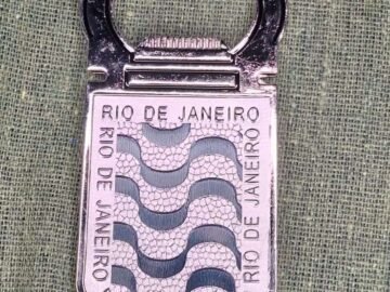 imã de geladeira de metal abridor de garrafa calçadão de Copacabana preto e branco Rio de Janeiro.