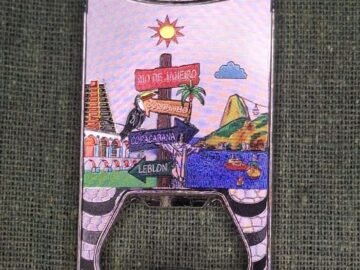imã de geladeira de metal abridor de garrafa placas com pontos turístico do Rio de Janeiro arcos da lapa, Cristo , bondinho, Copacabana, Leblon.