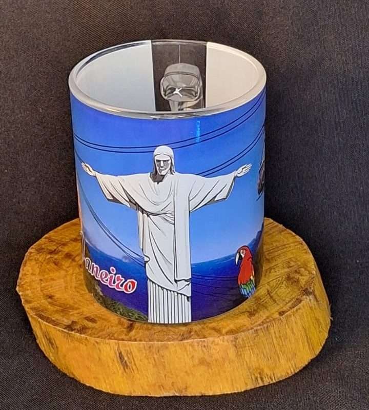 caneca grande estampa céu azul, cristo, pão de açucar, arara vermelha, bandeira do brasil.