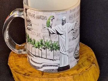 Caneca Grande com estampa cinza com pontos turisticos do Rio de Janeiro, maracanã, Corcovado, Lapa, bondinho,bandeira do Brasil