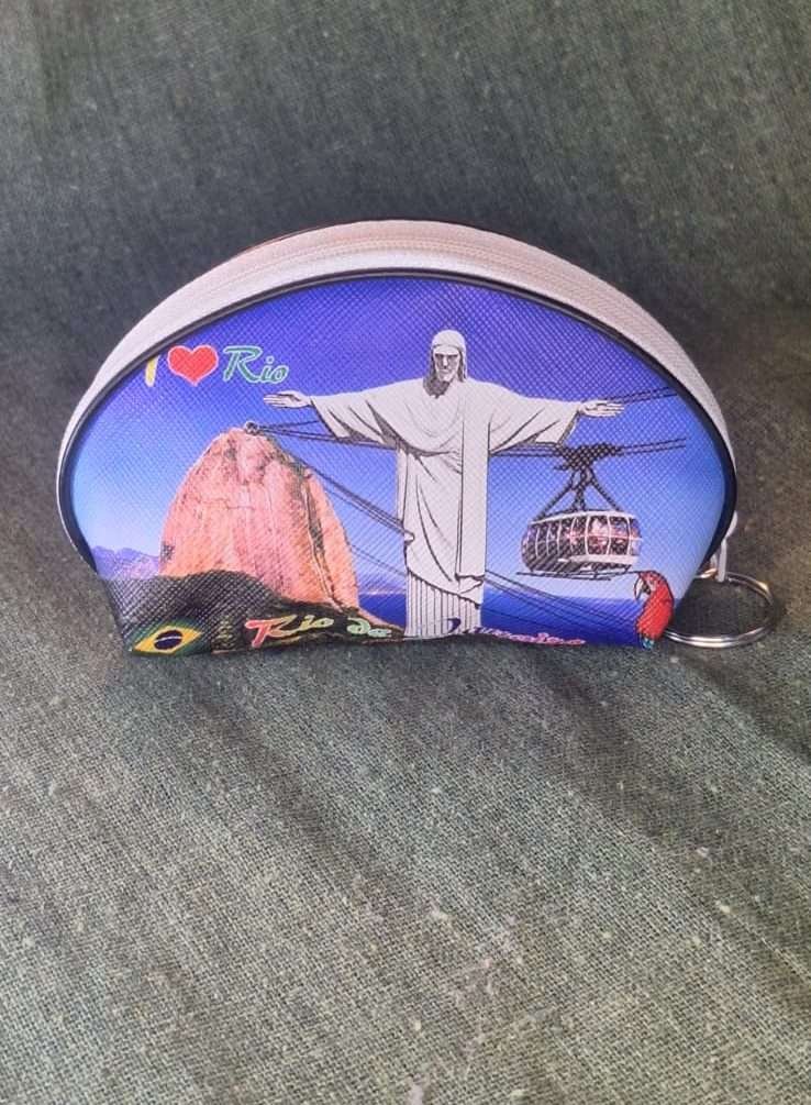 porta moedas céu azul, cristo, pão de açucar, arara vermelha, bandeira do brasil.