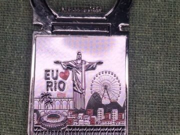 imã de geladeira de metal abridor de garrafa roda gigante com pontos turístico do Rio de Janeiro arcos da lapa, Cristo , maracanã, pão de açúcar.