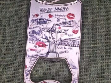 imã de geladeira de metal abridor de garrafa beijinho e corações com pontos turísticos do Rio de Janeiro, maracanã, Corcovado, Lapa, bondinho, bandeira do Brasil.