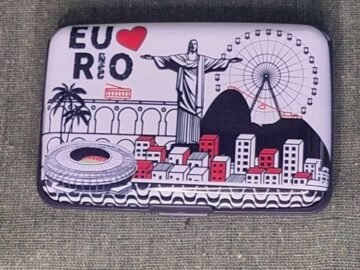 Carteira Porta Cartão Lembrança Souvenir roda gigante com pontos turístico do Rio de Janeiro arcos da lapa, cristo , maracanã, pão de açúcar.