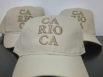 Boné bordado escrito Carioca - Bege Claro
