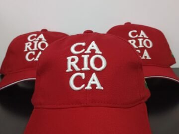 Boné bordado escrito Carioca - Vermelho