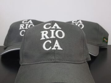 Boné bordado escrito Carioca - Cinza