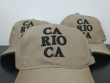 Boné bordado escrito Carioca - Marrom Bordado Preto