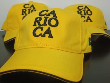 Boné bordado escrito Carioca - amarelo