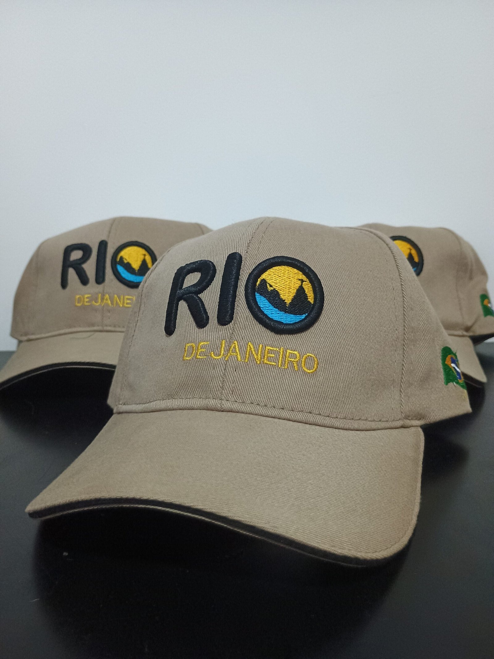 Boné escrito RIO de Janeiro, com Pão de açucar e Cristo - bordado