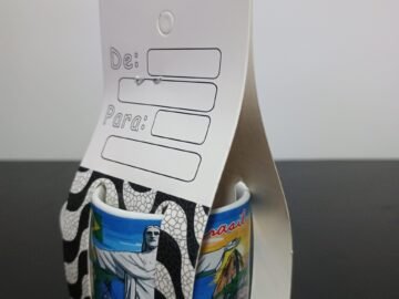 Xicara pequena  pontos turístico  arcos da lapa, favela, cristo , maracanã, pão de açúcar, arara vermelha.