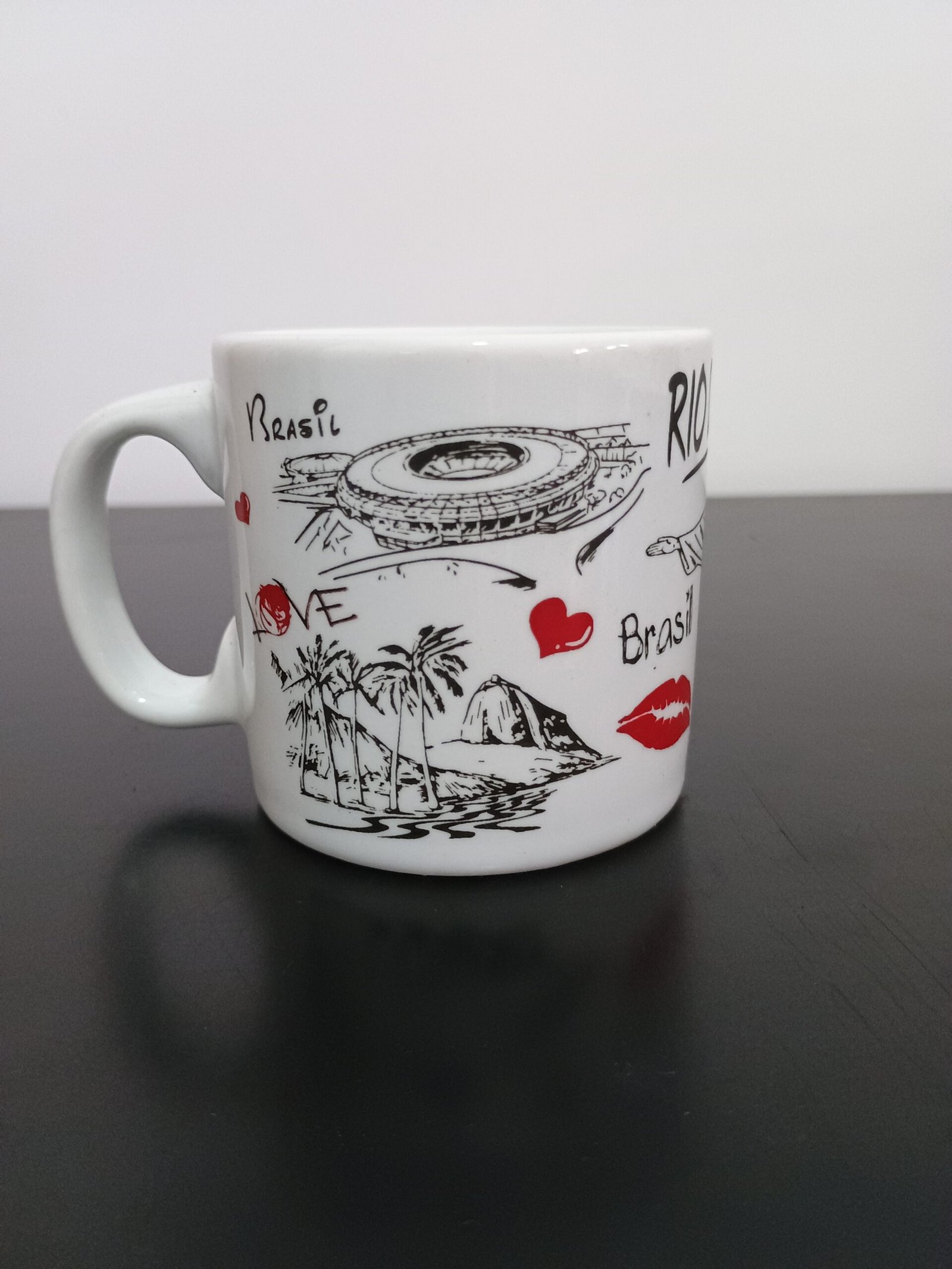 Xicara media estampa Beijinho e coração com pontos turísticos do Rio de Janeiro, maracanã, Corcovado, Lapa, bondinho, love.